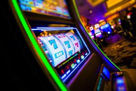 Pemain menikmati hiburan casino online dengan perangkat mobile di Indonesia